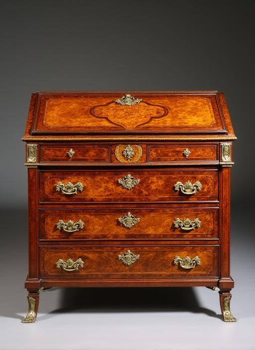 Segreter d'antiquariato restaurato con tecniche tradizionali